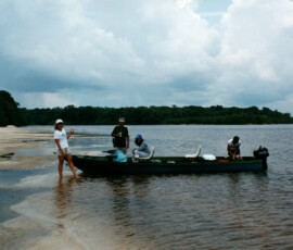 rio_negro_guide_boat_beach_lunch